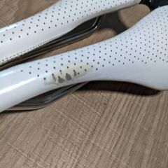 【ハイクラス・訳あり】超軽量　ロードバイク用 サドル　ボントレガーAJNA ELITE　ホワイト 2380円の画像