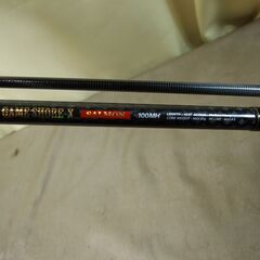 【紋別市発】①　鮭釣り　竿・リールセット　カーボンロッド　GAME　SHORE―X　SALMON　100MH　2本繋ぎ　約３ｍ　スピニングリール　ＬＥＧＮＡＳ　ＳＰＩＮ　ＬＥ４０００　ＧＥＡＲ5.2：1　一度鮭釣りに使用　中古美品　①の画像