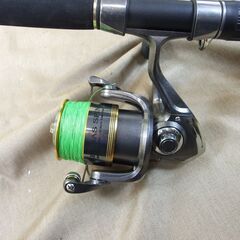 【紋別市発】①　鮭釣り　竿・リールセット　カーボンロッド　GAME　SHORE―X　SALMON　100MH　2本繋ぎ　約３ｍ　スピニングリール　ＬＥＧＮＡＳ　ＳＰＩＮ　ＬＥ４０００　ＧＥＡＲ5.2：1　一度鮭釣りに使用　中古美品　①の画像