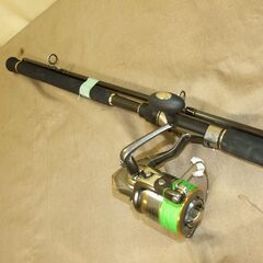 【紋別市発】③　鮭釣り　竿・リールセット　カーボンロッド　GAME　SHORE―X　SALMON　100MH　2本繋ぎ　約３ｍ　スピニングリール　ＬＥＧＮＡＳ　ＳＰＩＮ　ＬＥ４０００　ＧＥＡＲ5.2：1　一度鮭釣りに使用　中古美品　③の画像