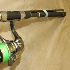 【紋別市発】③　鮭釣り　竿・リールセット　カーボンロッド　GAME　SHORE―X　SALMON　100MH　2本繋ぎ　約３ｍ　スピニングリール　ＬＥＧＮＡＳ　ＳＰＩＮ　ＬＥ４０００　ＧＥＡＲ5.2：1　一度鮭釣りに使用　中古美品　③の画像