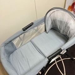 折りたたみ可能な軽量ベビーベッドの画像