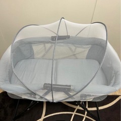 折りたたみ可能な軽量ベビーベッドの画像