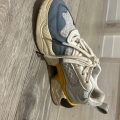 adidas スニーカーの画像