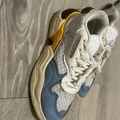 adidas スニーカーの画像