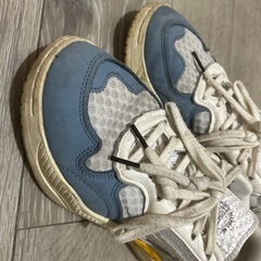 adidas スニーカーの画像