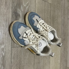 adidas スニーカーの画像