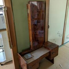 空き家の荷物&箪笥を壊した木の画像