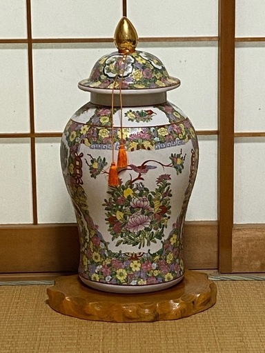 中国美術 金彩色絵 蓋付 祝飾り壺　花瓶 壺　花鳥　宮廷人物図 陶磁器 置物骨董
