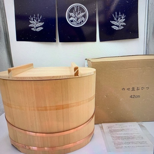 新品 高級定価43000円 アウトレット 特大 木製高級さわら のせ蓋 おひつ 特大  高級さわら のせ蓋おひつ 正月　木製 直径42cm 5升 新品 山下工芸 調理器具 料理 日本食　ご飯　米櫃 白米 寿司 レストラン 業務用　キャンプ バーベキユー 災害 保管容器 調理容器 料理