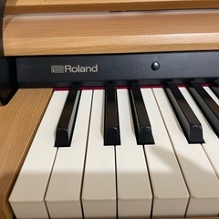 Roland DP603電子ピアノ ナチュラルウッド　専用 椅子付きの画像