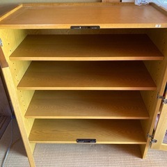 オーダーガラス扉キャビネットの画像