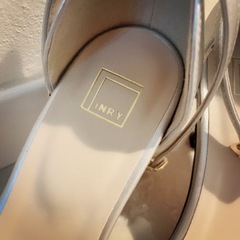 最終お値下☆INRY ホワイトシルバー　サンダルの画像