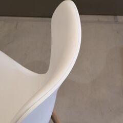 イタリアの高級家具ブランドB&B Italia(ビー・アンド・ビー イタリア)Papilio Shell(パピリオ シェル)チェア。蝶の色とりどりの羽をイメージした深澤直人デザインのダイニングチェア♪の画像