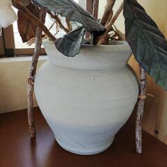インテリア花と白い壺の画像