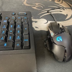 ゲーミングパソコン、モニター付きの画像