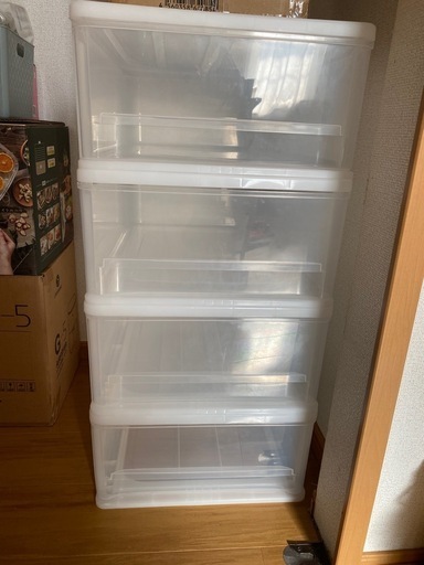 クローゼットに収まるプラスチック収納ケース