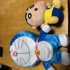 しんちゃんとドラえもんのぬいぐるみ