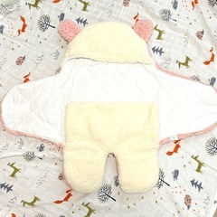 【新品未使用】MOONMN　ベビーおくるみ　ピンクホワイトの画像