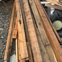 小屋を解体した廃材差し上げます。 薪などにいかがですか。