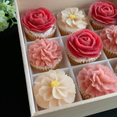 【8,9月開催】ネオ和菓子　和なは 体験レッスンA  白あんのお花で作るグルテンフリーカップケーキの画像