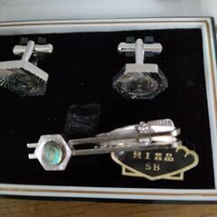 【未使用】ネクタイピン＆カフスボタン　ケース付の画像
