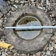 ① 古い 時代 つくばい 蹲 御影石 手水鉢 坪庭茶道石仏庭園オブジェ自然石天然石古民具造園灯篭水鉢オブジェ茶庭盆栽古美術 の画像