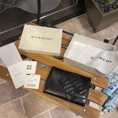 ジバンシー　GIVENCHY 二つ折り財布　ブラック　保管日未使用！