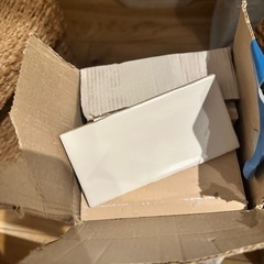 マットな白のタイル　一箱