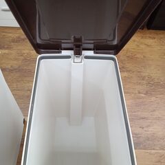 ★ジモティ割あり★  ゴミ箱 ホワイト×ブラウン H58×D43×W28 クリーニング済み MT2363の画像