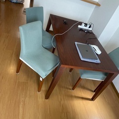 食卓テーブルとイス３つ