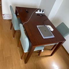 食卓テーブルとイス３つの画像
