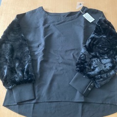 黒トップス