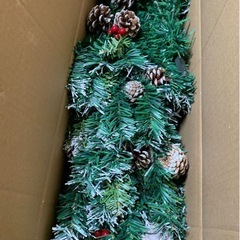 クリスマスツリー 150cm 赤い実と松ぼっくり付 枝大幅枝数500本 雪化粧の画像