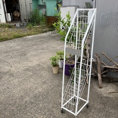 【お取引き中】マガジンラック 本棚 ブックスタンド キャスター付...