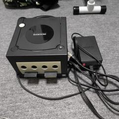 中古ゲームキューブ本体と電源コードとメモリーカード2枚です。