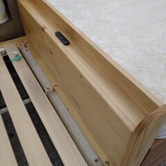 「ジモティー見た」で5％OFF！【シングルベッド】シングルベッド コンセント2口付き すのこベッド フレームのみ :ナチュラルの画像