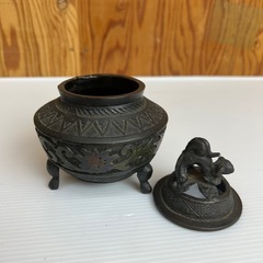 k0927621  鉄製 香炉 獅子 仏具 骨董 お香立て 香道具 オブジェ 置物 中国古美術 唐物 在銘 古美術 古龍装飾三足香炉 獅子摘 鉄製 中古 現状品の画像