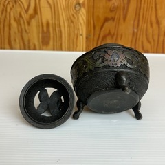 k0927621  鉄製 香炉 獅子 仏具 骨董 お香立て 香道具 オブジェ 置物 中国古美術 唐物 在銘 古美術 古龍装飾三足香炉 獅子摘 鉄製 中古 現状品の画像