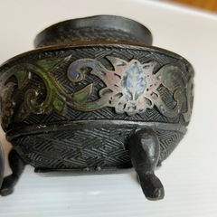 k0927621  鉄製 香炉 獅子 仏具 骨董 お香立て 香道具 オブジェ 置物 中国古美術 唐物 在銘 古美術 古龍装飾三足香炉 獅子摘 鉄製 中古 現状品の画像