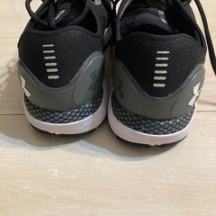 アンダーアーマー　スニーカー25センチの画像