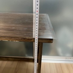 木製の机と椅子のセットの画像