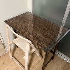 木製の机と椅子のセット