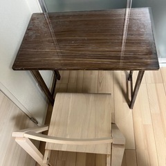 木製の机と椅子のセットの画像