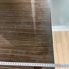 木製の机と椅子のセットの画像