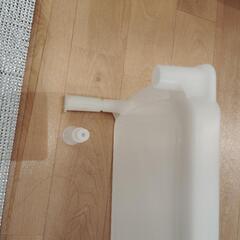 猫ちゃん用のご飯台と食器セットの画像