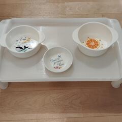 猫ちゃん用のご飯台と食器セットの画像
