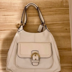 　格安⭐︎早い者勝ちCoach 上品な白のレザーバッグ　値下げ交渉NGの画像