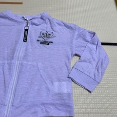 女の子　紫のパーカー　120cmの画像