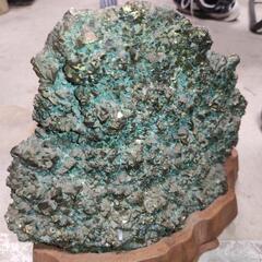 黄銅鉱に六銅と水晶が付いてます